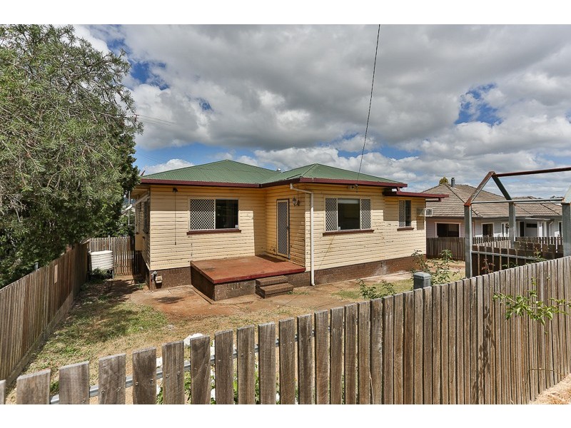 14 Donegal Street, Rockville QLD 4350