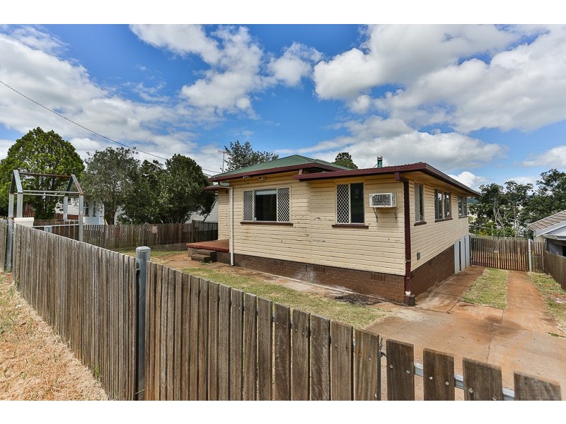 14 Donegal Street, Rockville QLD 4350