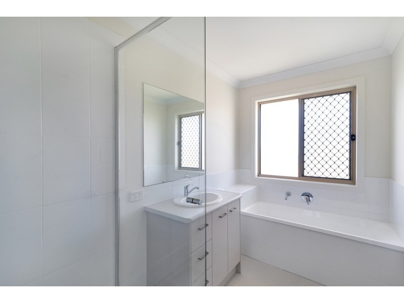 10 Monarch Street, Meringandan West QLD 4352