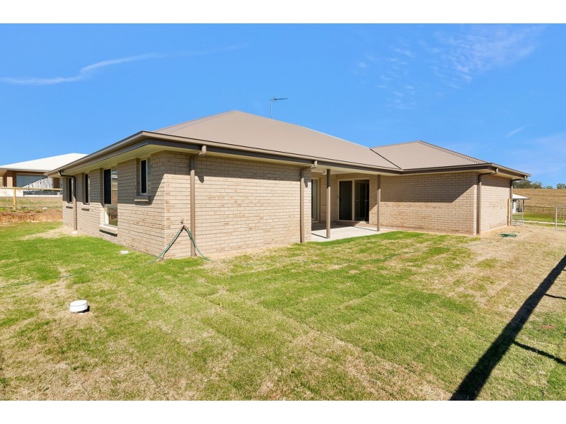 10 Monarch Street, Meringandan West QLD 4352