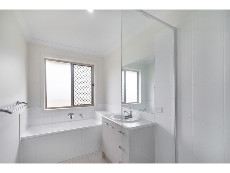 17 Rosella Gardens Drive, Meringandan West QLD 4352