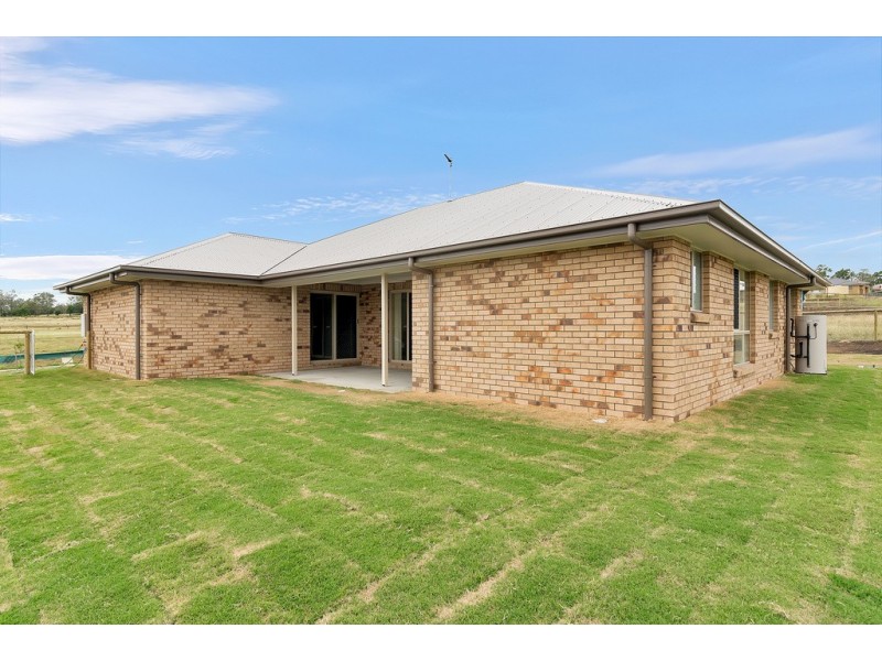 17 Rosella Gardens Drive, Meringandan West QLD 4352