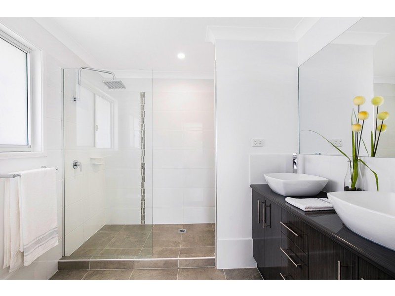 7 Reginald Street, Mount Lofty QLD 4350