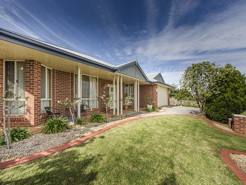 18 Banksdale Drive, Middle Ridge QLD 4350