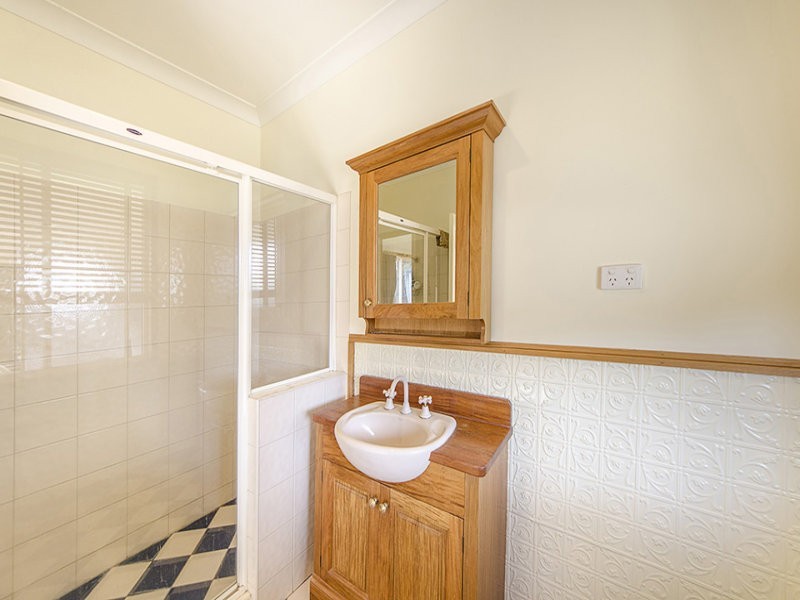 18 Banksdale Drive, Middle Ridge QLD 4350