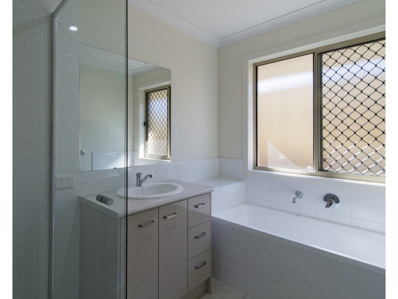 2 Westview Drive, Mount Kynoch QLD 4350