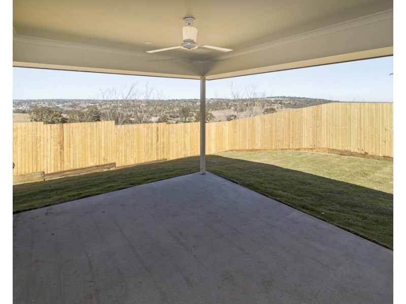 2 Westview Drive, Mount Kynoch QLD 4350