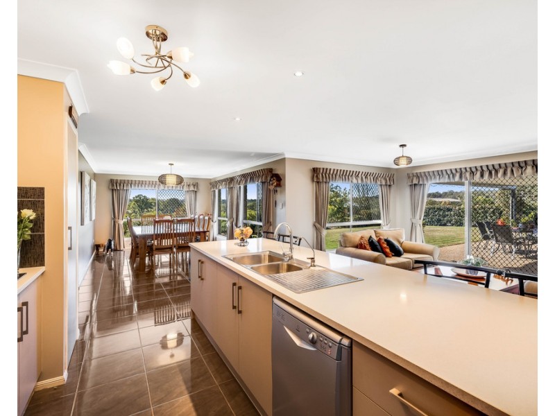 6 Parkview Place, Meringandan West QLD 4352