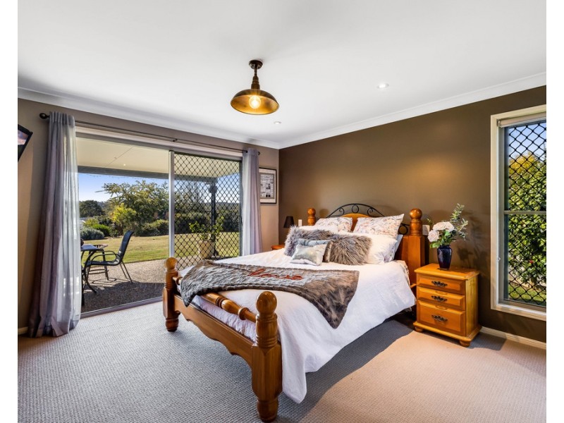 6 Parkview Place, Meringandan West QLD 4352