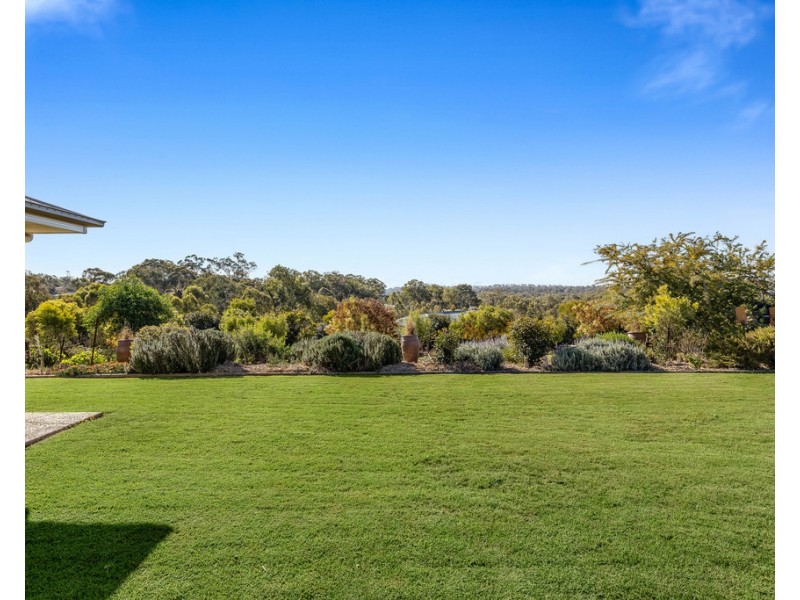 6 Parkview Place, Meringandan West QLD 4352