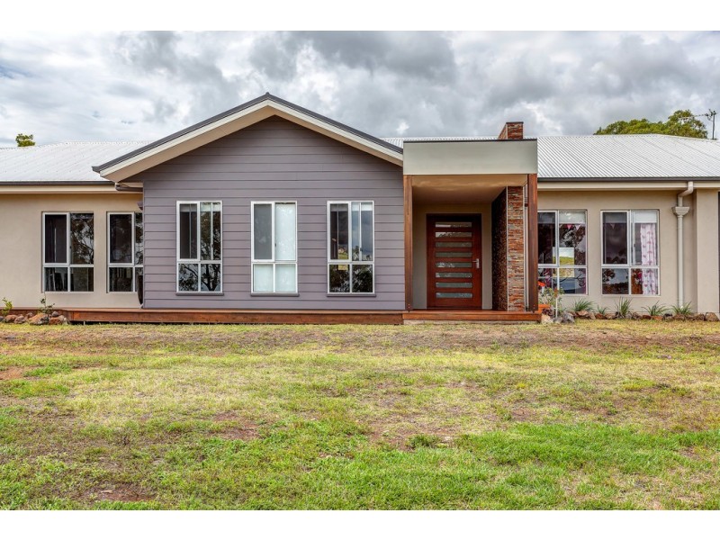 6 Explorer Court, Gowrie Junction QLD 4352