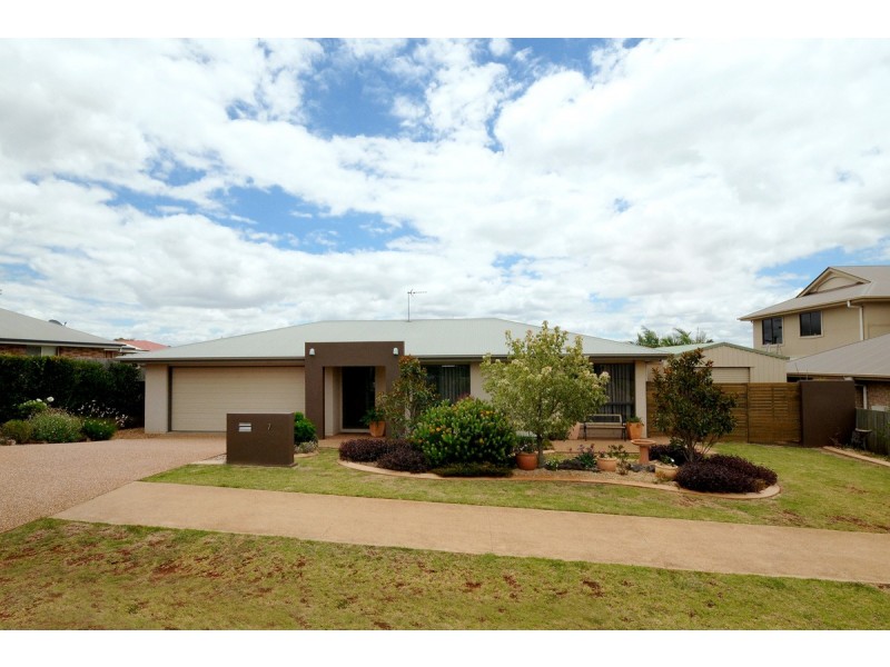 7 Banksdale Drive, Middle Ridge QLD 4350