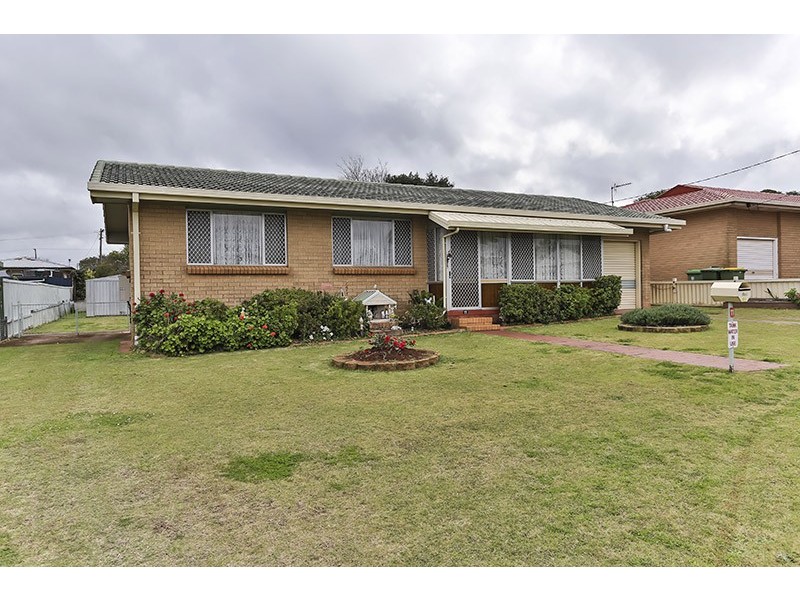 11 Berghofer Street, Rockville QLD 4350