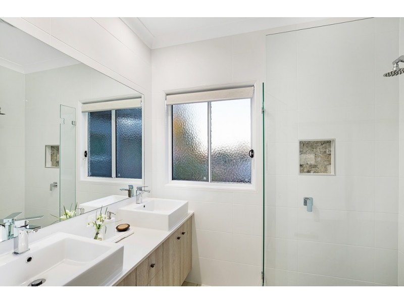 2/11B Barry Street, Mount Lofty QLD 4350