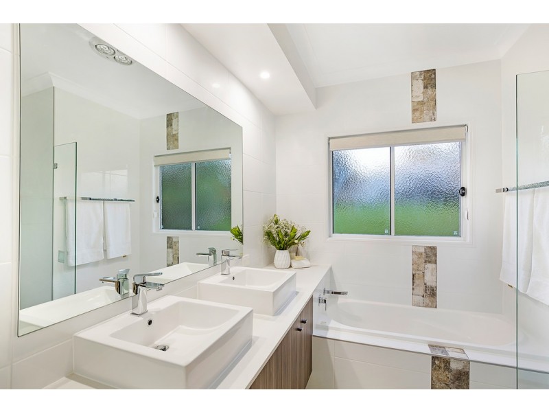 2/11B Barry Street, Mount Lofty QLD 4350