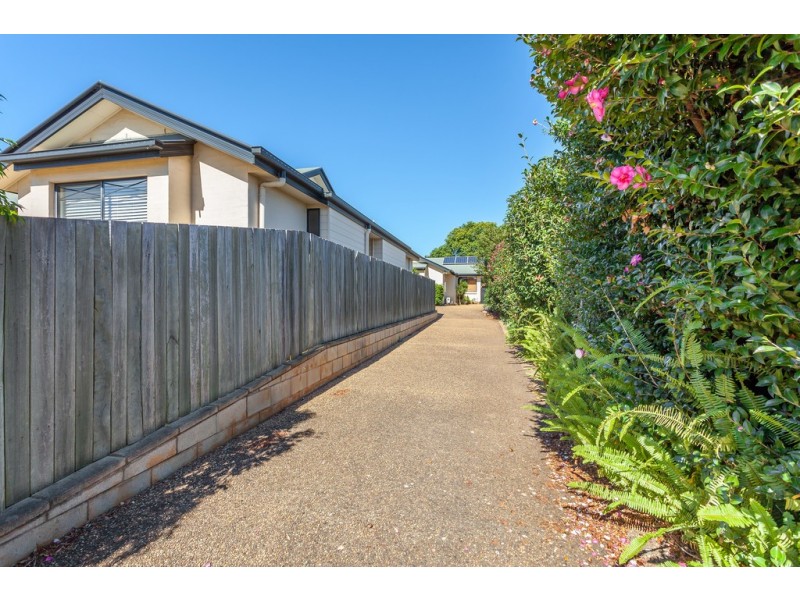 Unit 2/220 Campbell Street, Newtown QLD 4350