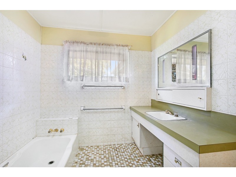 71 Mackenzie Street, Mount Lofty QLD 4350