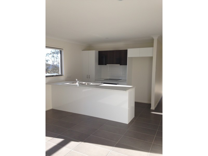 2/11 Adelaide Street, Cranley QLD 4350