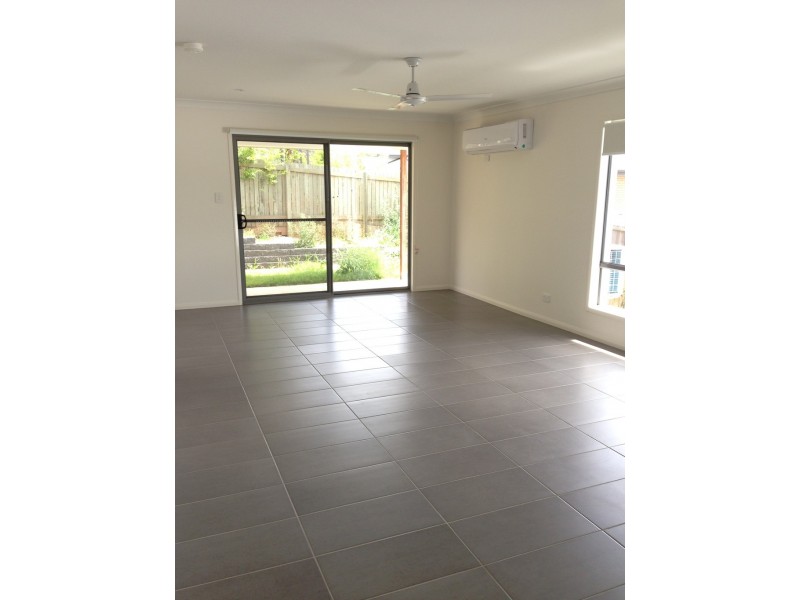 2/11 Adelaide Street, Cranley QLD 4350