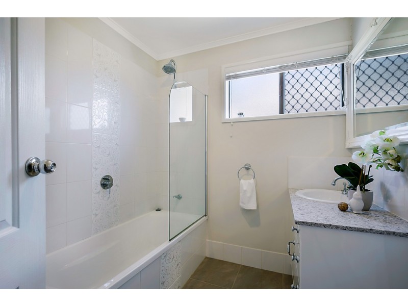 13 Barry Street, Mount Lofty QLD 4350