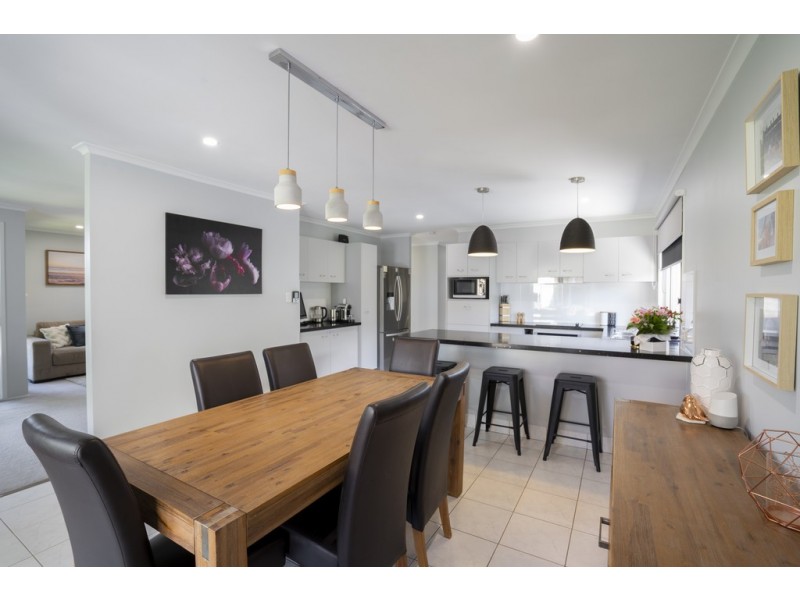 4 Trent Court, Sandstone Point QLD 4511