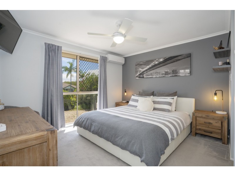 4 Trent Court, Sandstone Point QLD 4511