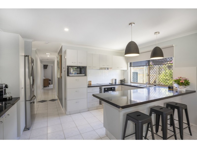 4 Trent Court, Sandstone Point QLD 4511