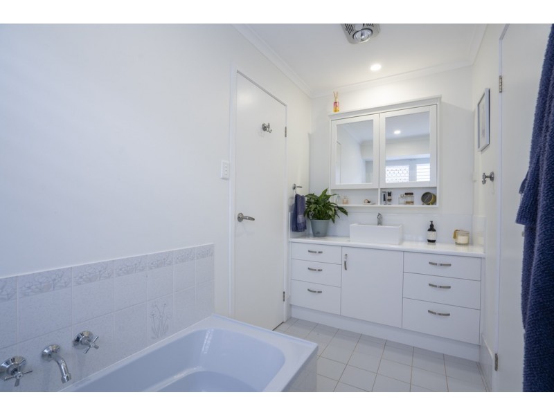 4 Trent Court, Sandstone Point QLD 4511