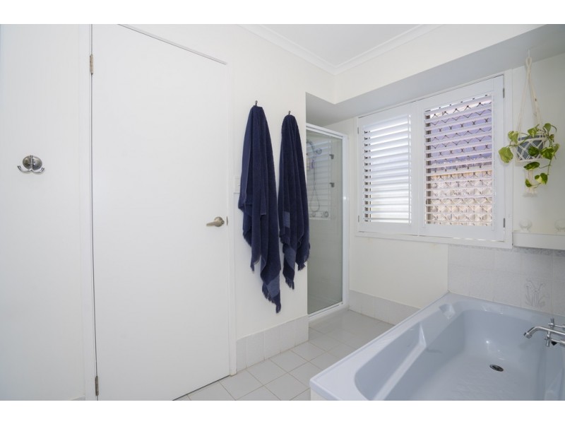 4 Trent Court, Sandstone Point QLD 4511