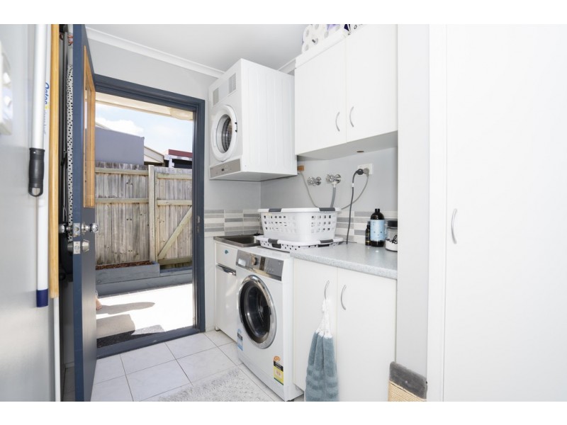 4 Trent Court, Sandstone Point QLD 4511