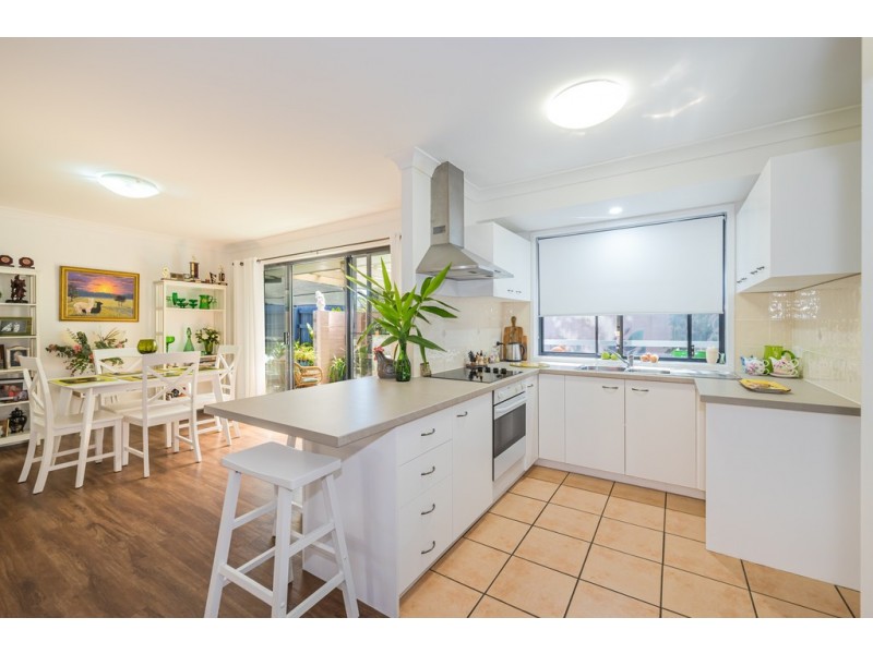 4 Seabreeze Court, Sandstone Point QLD 4511