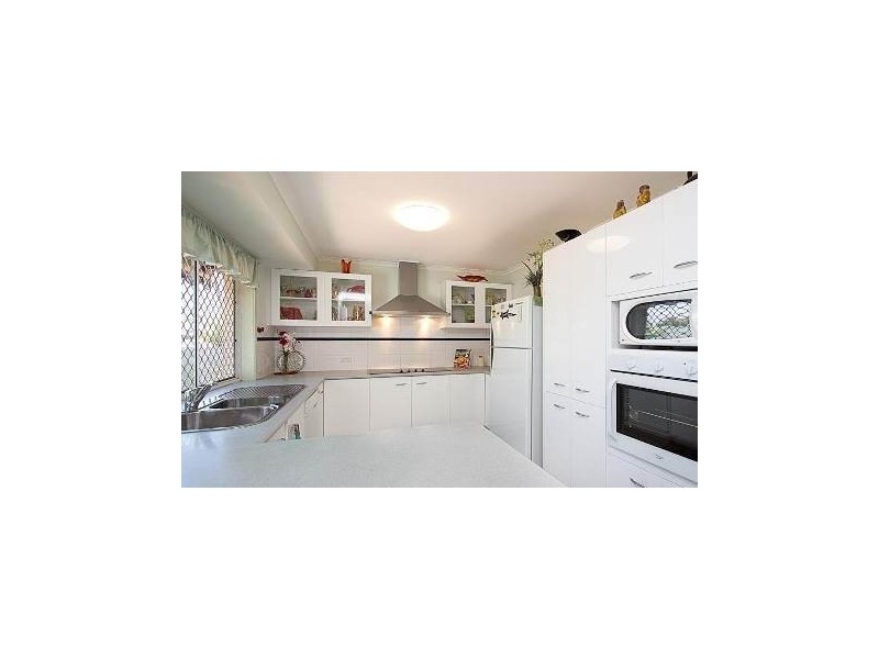 3 Mackerel St, Sandstone Point QLD 4511
