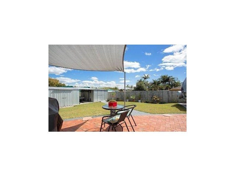 3 Mackerel St, Sandstone Point QLD 4511