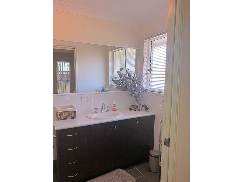 5 Reeders Street, Sandstone Point QLD 4511