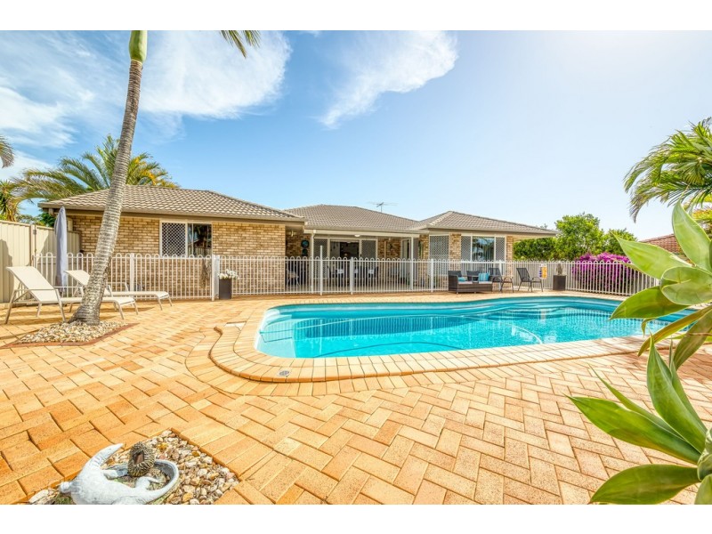 2 Loftus Place, Sandstone Point QLD 4511