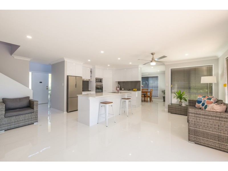 6 Headsail Drive, Banksia Beach QLD 4507