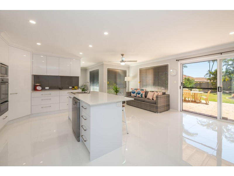 6 Headsail Drive, Banksia Beach QLD 4507
