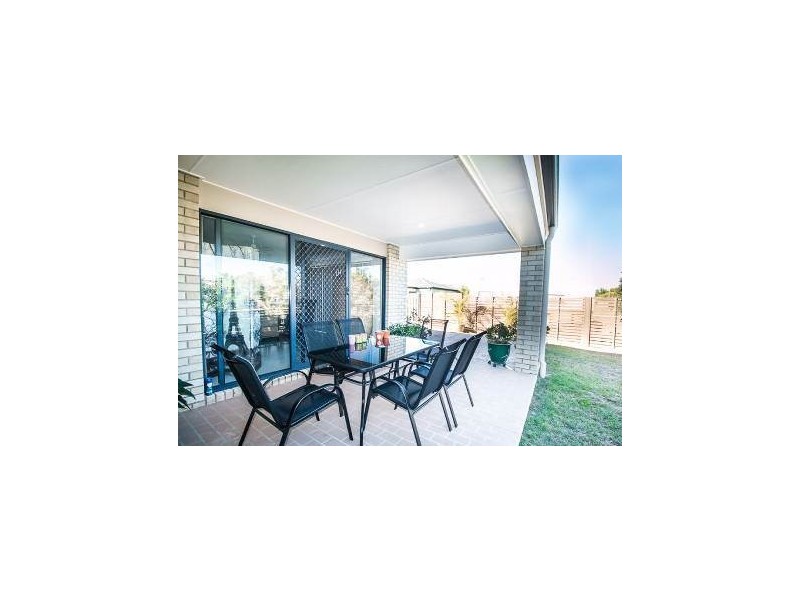 33-35 Eimeo Place, Sandstone Point QLD 4511