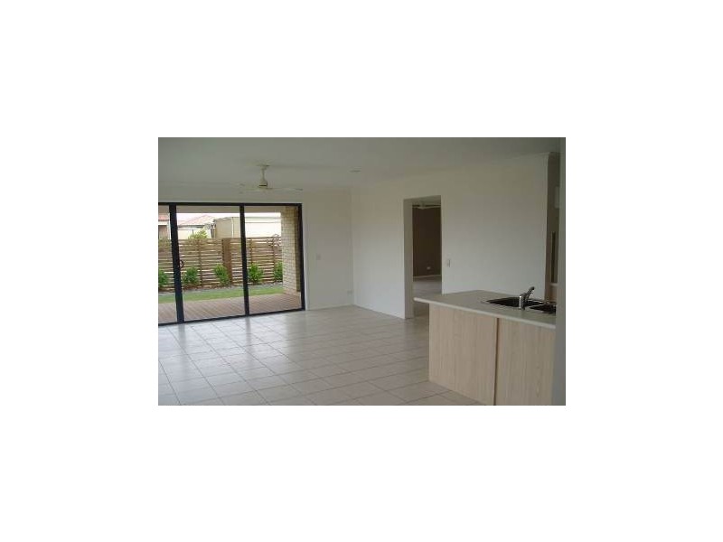 33-35 Eimeo Place, Sandstone Point QLD 4511