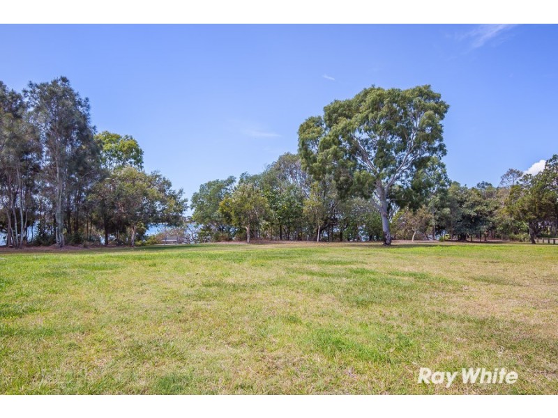 8 Seafarer Court, Sandstone Point QLD 4511