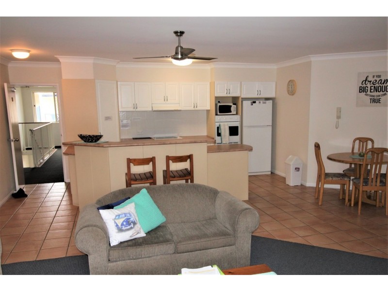 18/21-27 Sylvan Beach Esplanade, Bellara QLD 4507