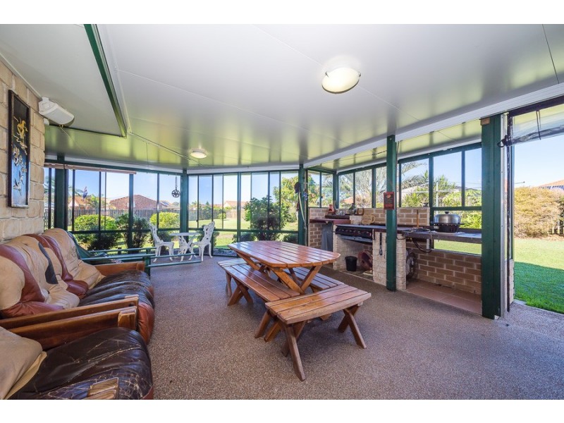 15 Queenscliff Court, Sandstone Point QLD 4511