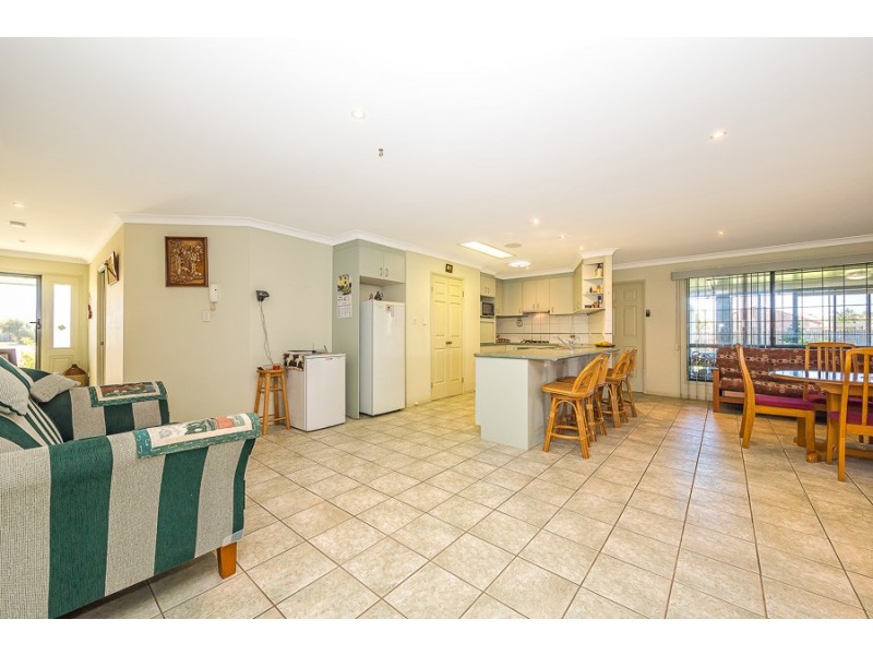 15 Queenscliff Court, Sandstone Point QLD 4511