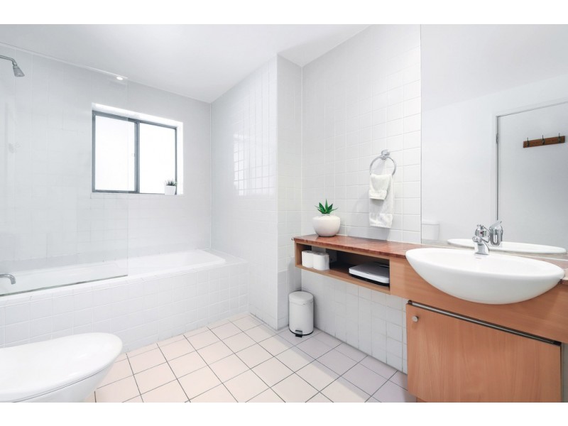 1/27 Bennelong Parkway, Wentworth Point NSW 2127