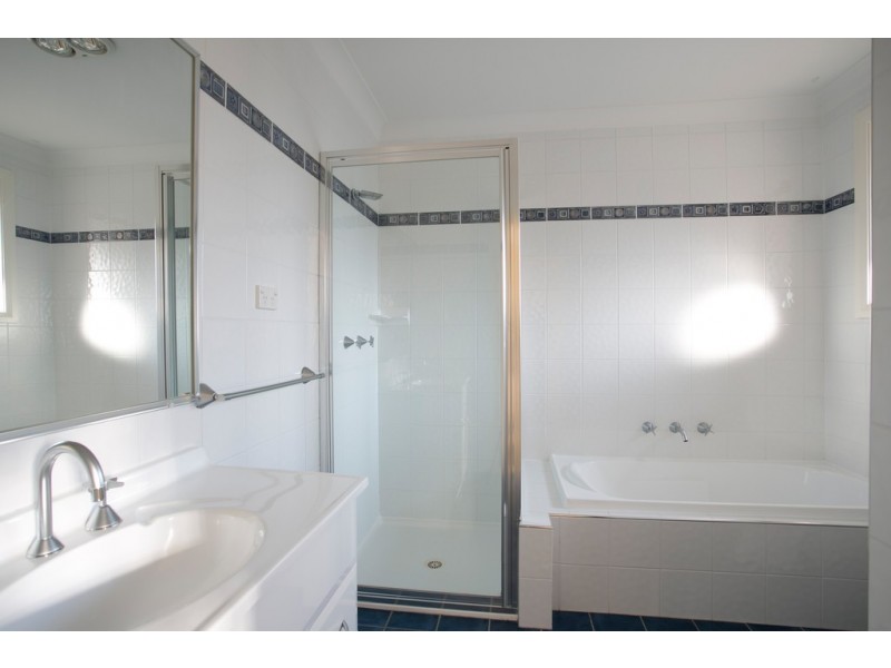 2/28 seymour, Flinders NSW 2529