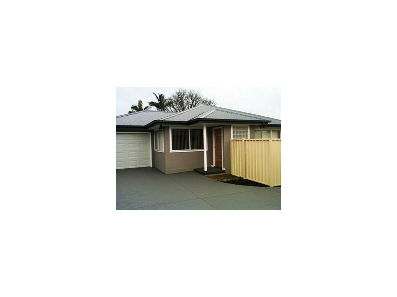 2/49 Barton Street, Oak Flats NSW 2529