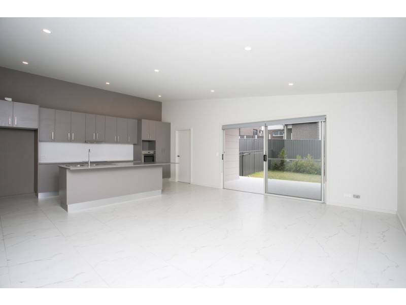 2/21 Elizabeth Circuit, Flinders NSW 2529