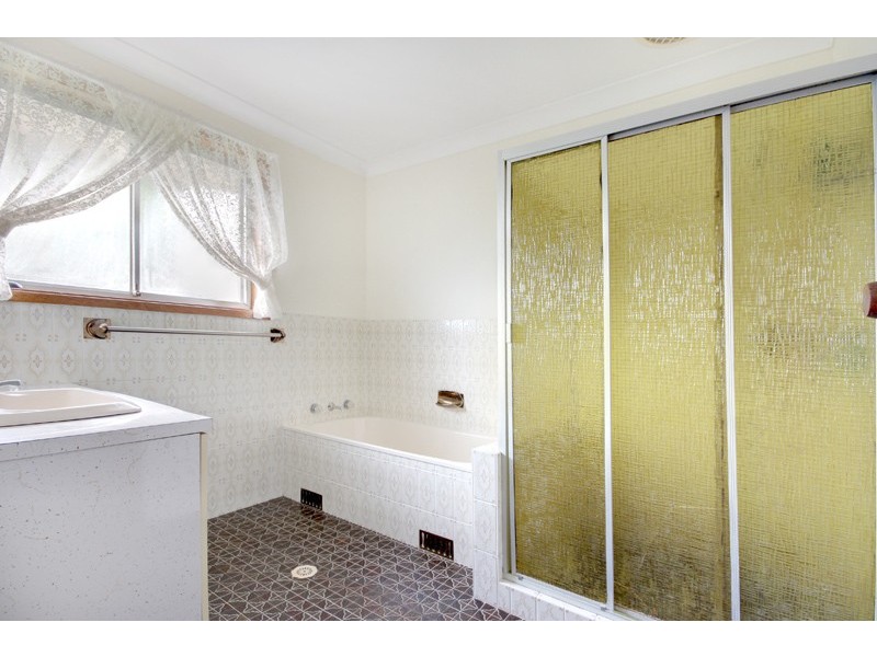 12 Mackenzie Avenue, Mount Warrigal NSW 2528