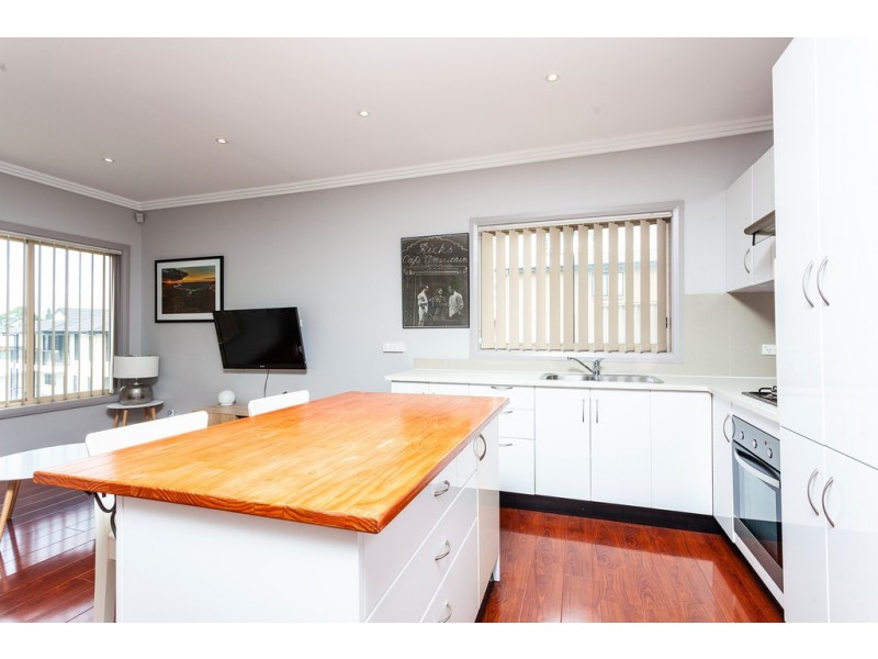 2/19 Backhouse Road, Lake Heights NSW 2502