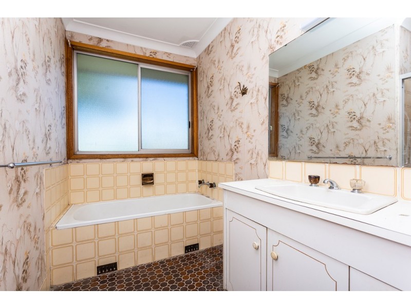 9 Central Avenue, Oak Flats NSW 2529